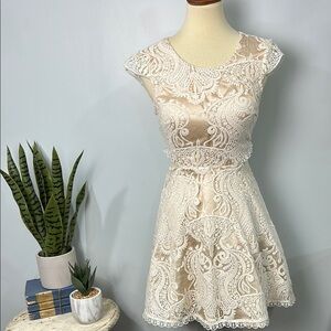 Sequin Hearts Cap Sleeve Lace Open Back Dress Size 3 Ivory/cream color